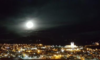 CASA ESQUINERA FULL AMOBLADA, CON LINDA VISTA A LA CIUDAD