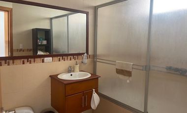 CASA ESQUINERA FULL AMOBLADA, CON LINDA VISTA A LA CIUDAD