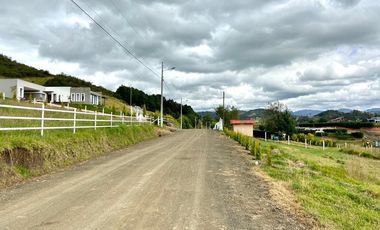 TERRENO EN VENTA, CONJUNTO PRIVADO. A 15 MINUTOS DE CUENCA