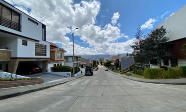 HERMOSO TERRENO EN VENTA, SECTOR COLINAS DE CHALLUABAMBA