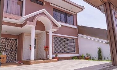 HERMOSA CASA EN VENTA EN, 12 DE OCTUBRE