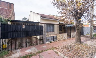 Venta Casa cuatro ambientes Cañuelas. Lote propio con Pileta y  Cochera