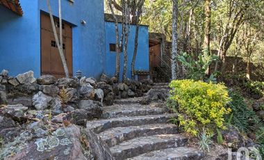 Casa en VENTA en Cuernavaca, Camino a la Montaña, 3 bungalows independientes y alberca.