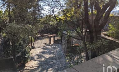 Casa en VENTA en Cuernavaca, Camino a la Montaña, 3 bungalows independientes y alberca.