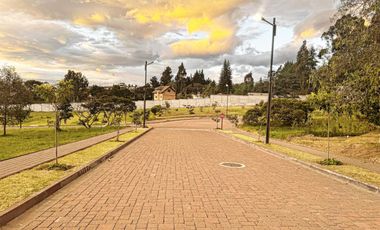 Vendo terreno bifamiliar en urbanización de lujo en Tumbaco