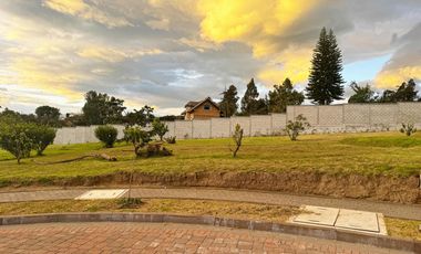 Vendo terreno bifamiliar en urbanización de lujo en Tumbaco