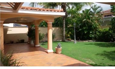 ALQUILER DE CASA EN COSTA DEL ESTE