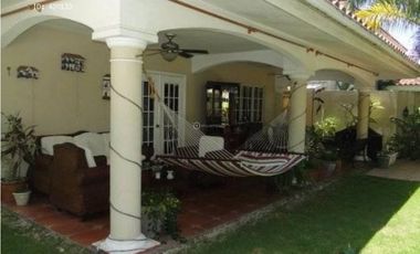 LUJOSA CASA EN COSTA DEL ESTE - RESID. COSTA AZUL