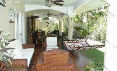 LUJOSA CASA EN COSTA DEL ESTE - RESID. COSTA AZUL