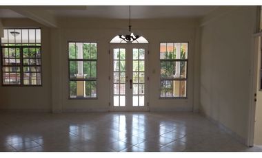 CASA GRANDE EN CLAYTON  CON LINEA BLANCA