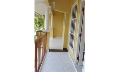 CASA GRANDE EN CLAYTON  CON LINEA BLANCA