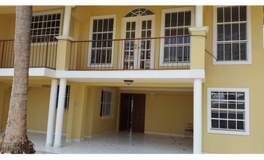 CASA GRANDE EN CLAYTON  CON LINEA BLANCA