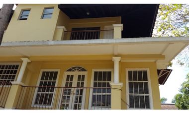 CASA GRANDE EN CLAYTON  CON LINEA BLANCA