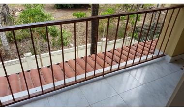 CASA GRANDE EN CLAYTON  CON LINEA BLANCA