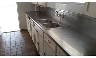 CASA GRANDE EN CLAYTON  CON LINEA BLANCA