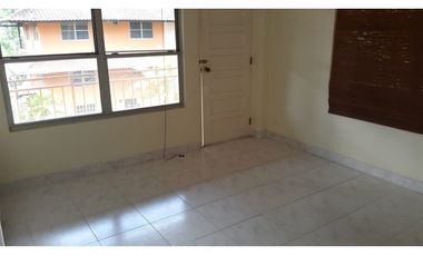 CASA GRANDE EN CLAYTON  CON LINEA BLANCA