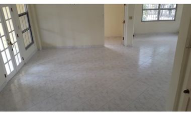 CASA GRANDE EN CLAYTON  CON LINEA BLANCA
