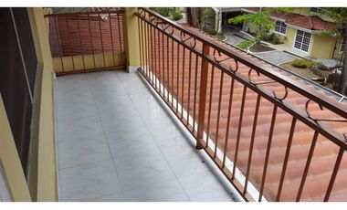CASA GRANDE EN CLAYTON  CON LINEA BLANCA