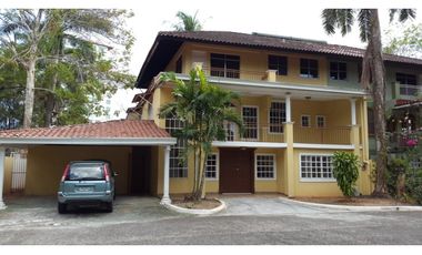 CASA GRANDE EN CLAYTON  CON LINEA BLANCA