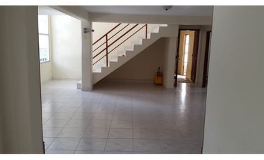 CASA GRANDE EN CLAYTON  CON LINEA BLANCA