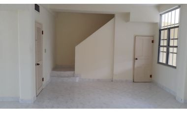 CASA GRANDE EN CLAYTON  CON LINEA BLANCA