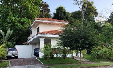 CASA EN CLAYTON  SENDEROS DE CAMINO DE CRUCES