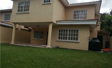 SE ALQUILA AMPLIA  CASA EN ALBROOK GARDENS-GRANDE AREA VERDE L/B