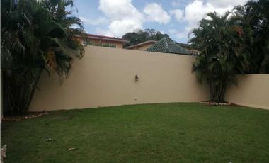SE ALQUILA AMPLIA  CASA EN ALBROOK GARDENS-GRANDE AREA VERDE L/B