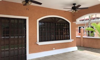 ALQUILO ESPECTACULAR CASA 450MT2  EN CLAYTON VILLAGE  L/B