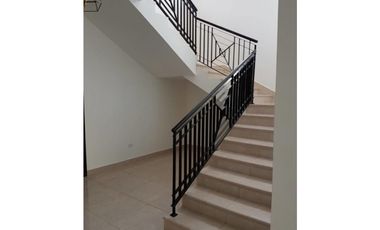 CASA EN URBANIZACION LOS SENDEROS - CLAYTON