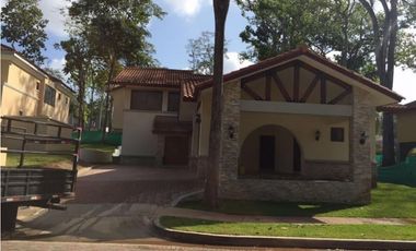 CASA EN URBANIZACION LOS SENDEROS - CLAYTON