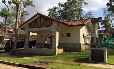 CASA EN URBANIZACION LOS SENDEROS - CLAYTON