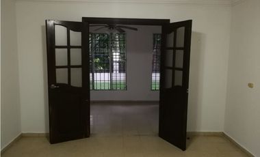 SE VENDE CASA CASA CON JARDIN EN CONDADO DEL REY 350 M2