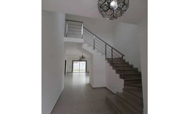 CASA A ESTRENAR EN ALTOS DEL PARQUE DETRAS DE ALTAPLAZA 4 REC 338 M²