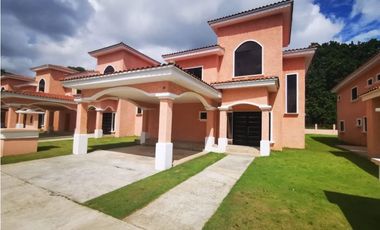 SE VENDE CASA  EN CLAYTON PARA ESTRENAR 600 MTS2 CON SIN PISCINA
