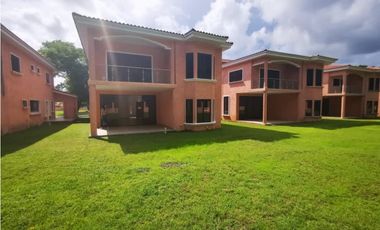 SE VENDE CASA  EN CLAYTON PARA ESTRENAR 600 MTS2 CON SIN PISCINA