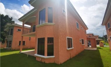 SE VENDE CASA  EN CLAYTON PARA ESTRENAR 600 MTS2 CON SIN PISCINA