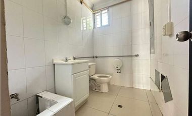SE VENDE LOCAL COMERCIAL EN PH GALERIA CINCUENTENARIO (OF)
