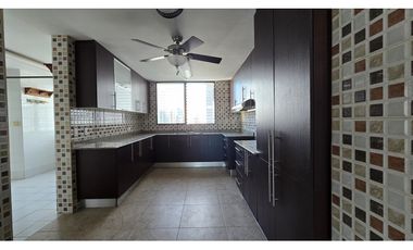 Venta: apartamento reposeído en Marbella Tower, se escuchan ofertas!