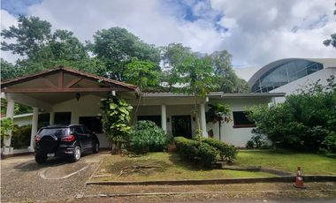 Venta casa en Residencial Llanos de Curundú (PD)