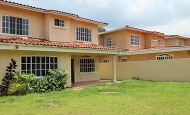 Alquiler de Casa 2 plantas ubicada en Clayton. (MR)