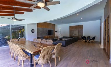 Casa de Lujo con Alberca en el Palomar en Venta Zona sur