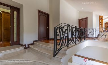 Casa de Lujo con Alberca en el Palomar en Venta Zona sur