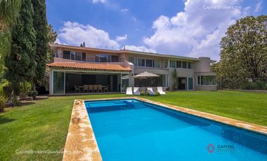 Casa de Lujo con Alberca en el Palomar en Venta Zona sur