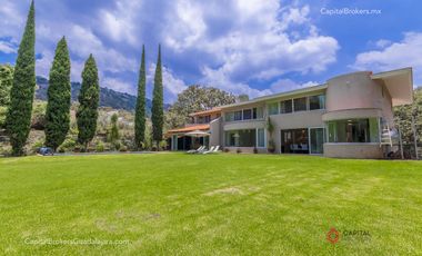 Casa de Lujo con Alberca en el Palomar en Venta Zona sur