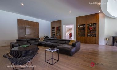 Casa de Lujo con Alberca en el Palomar en Venta Zona sur