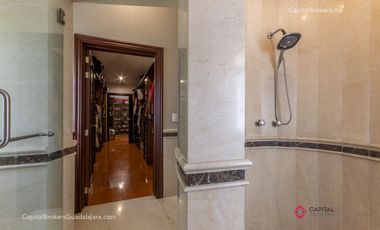 Casa de Lujo con Alberca en el Palomar en Venta Zona sur