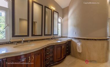 Casa de Lujo con Alberca en el Palomar en Venta Zona sur