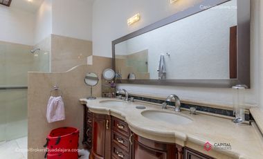 Casa de Lujo con Alberca en el Palomar en Venta Zona sur