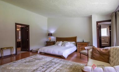 Casa de Lujo con Alberca en el Palomar en Venta Zona sur